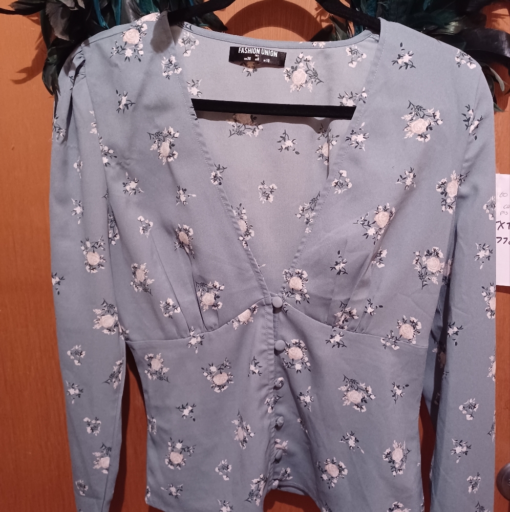 Cute blouse, size 6 US, 10 UK